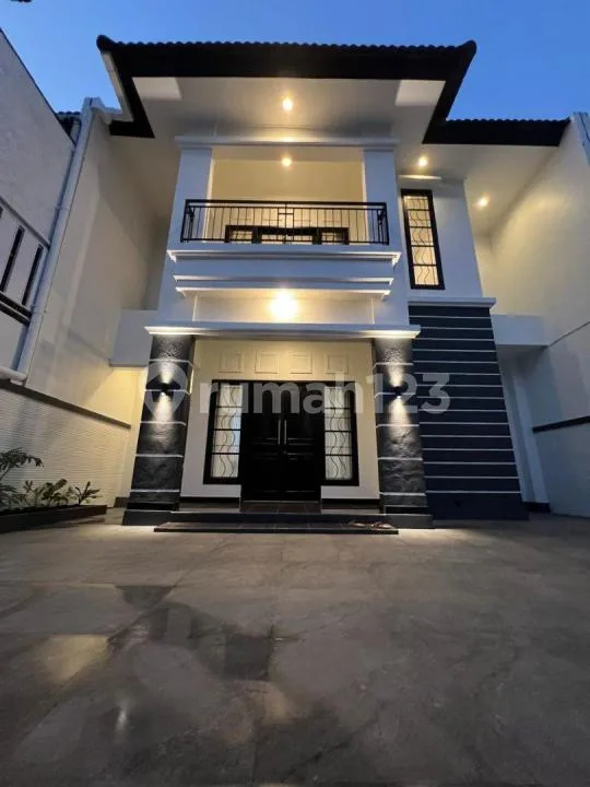 Disewakan Rumah 2 Lantai Baru Premium di Renon - Image 2 of 4