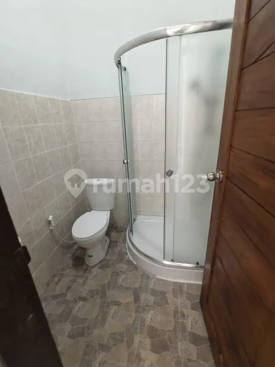 Rumah 2 Lantai Baru Renov, Siap Huni Lokasi Strategis - Image 4 of 4