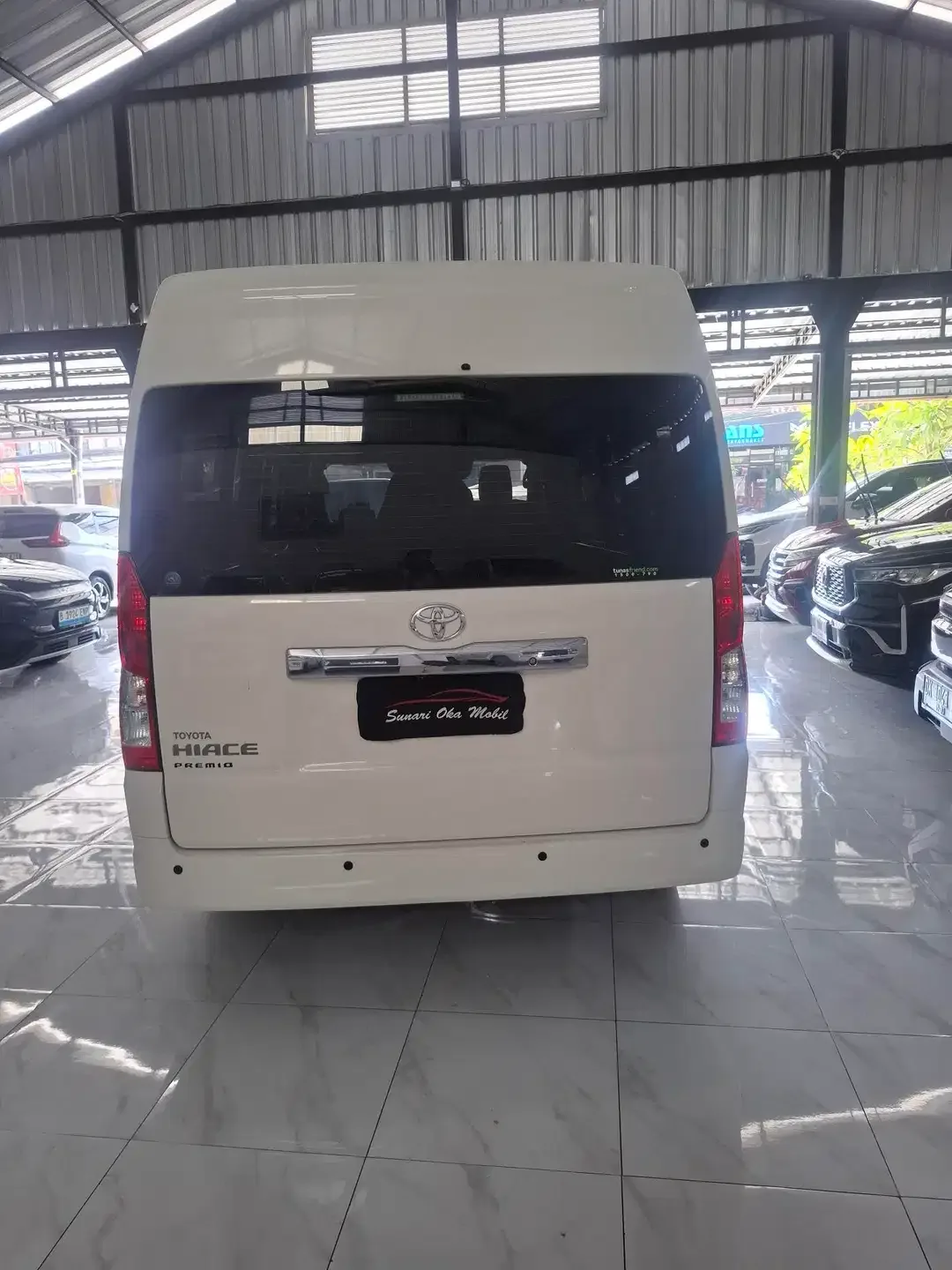Toyota Hiace PREMIO 2.8 - Image 4 of 7