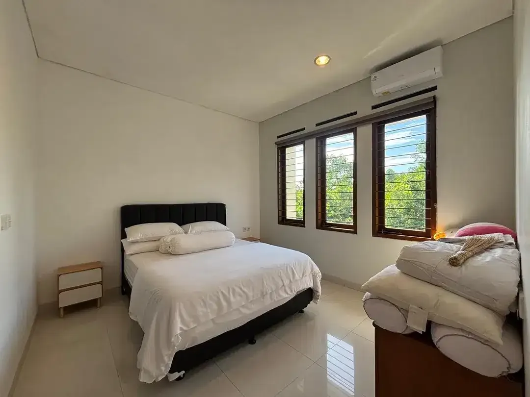 SPACIOUS 4BEDROOM HOUSE IN HARVESTLAND KUTA - Image 3 of 10