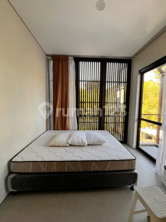 Disewakan Rumah Damara Termurah! Full Furnished, 3 Kamar, Akses Clubhouse, Siap Huni - Cuma 200 Juta/Tahun! - Image 4 of 4