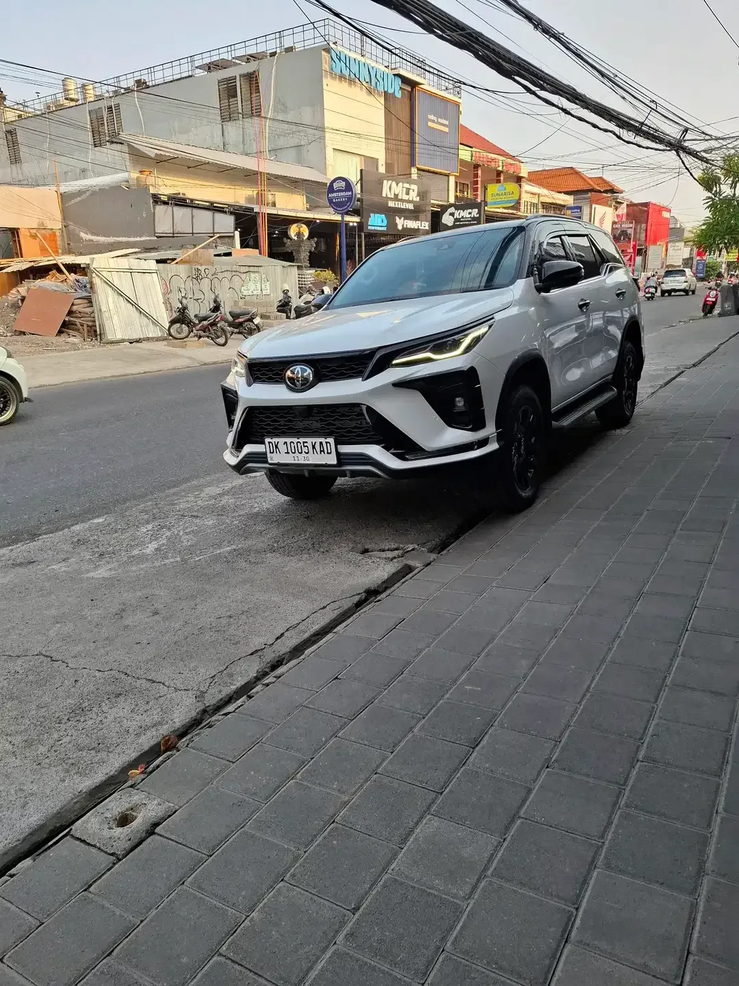 TOYOTA  FORTUNER  VRZ LEGENDER TSS TWO TONE - Image 2 of 9