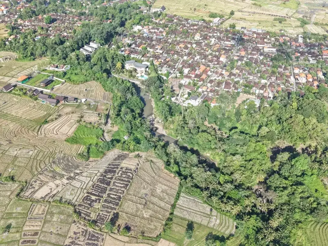 Rare riverside land in the peaceful and rapidly growing area of Kaba Kaba - Image 1 of 10