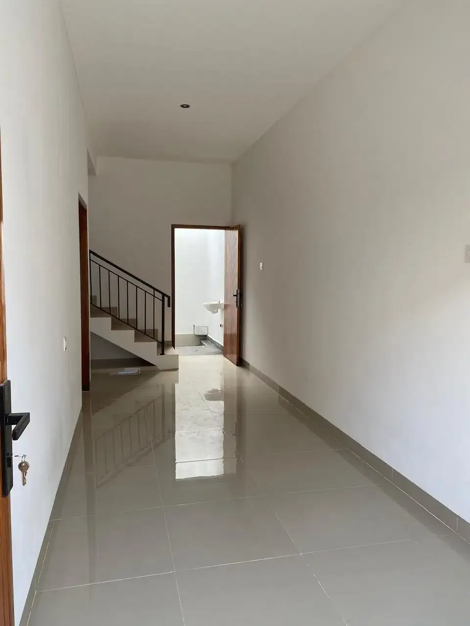 FOR RENT RUMAH BARU 2LT ADA 3 BR LOKASI BAGUS DENPASAR BARAT - Image 2 of 10