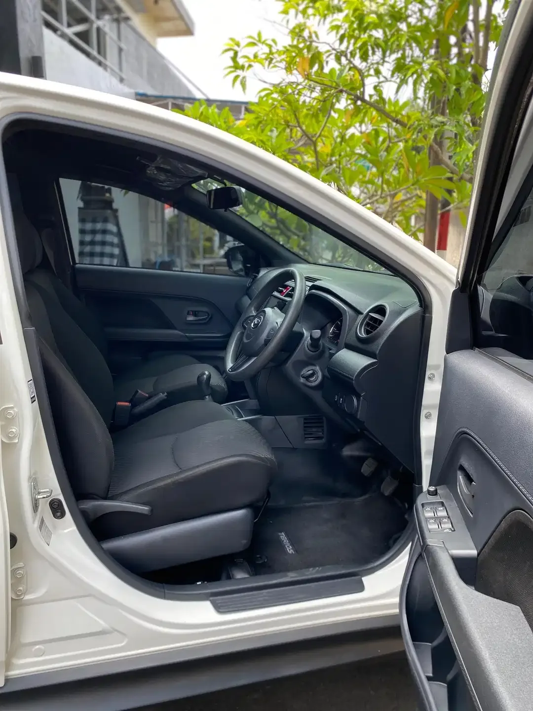 Daihatsu Terios X Manual 1.5 MT 2023 - Image 6 of 10