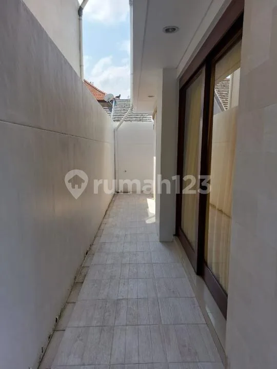 Furnished House With 4 Bedrooms Near Of Gwk Cultural Park Ungasan - Image 3 of 4