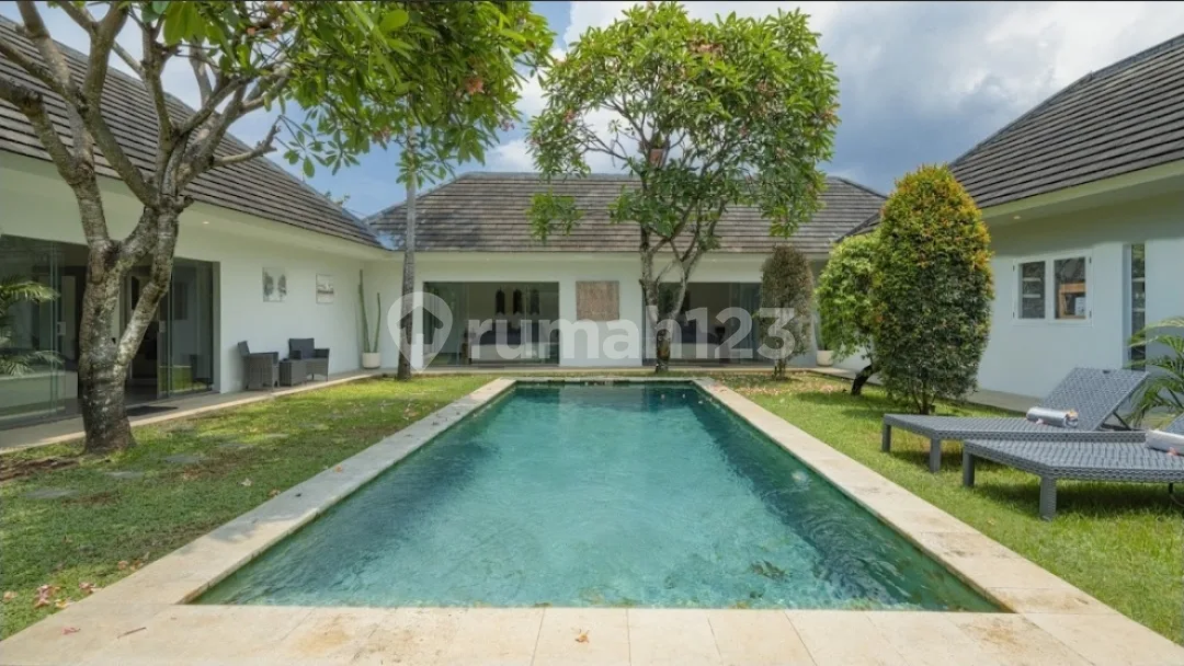 Villa Kerobokan With Garden Near Seminyak And Petitenget - Image 1 of 4