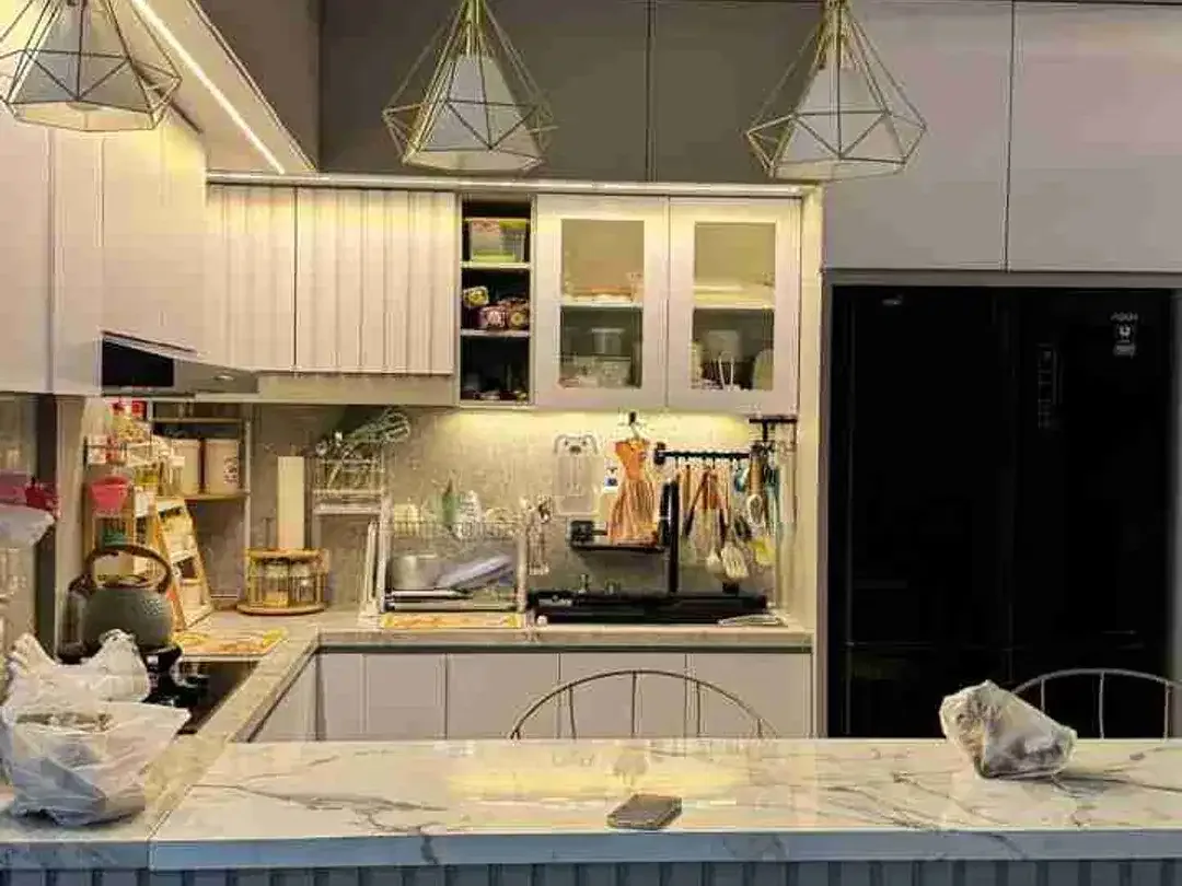 Salon Fully Furnished SHM SLF 3 Lantai ada living space lengkap strategis bebas banjir - Image 6 of 10
