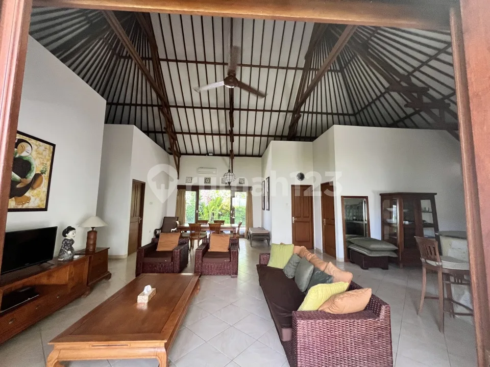 Di Jual Cepat Villa Gaya Classic di Jalan Raya Pantai Berawa , Canggu - Lokasi Strategis dan Nyaman - Image 1 of 4