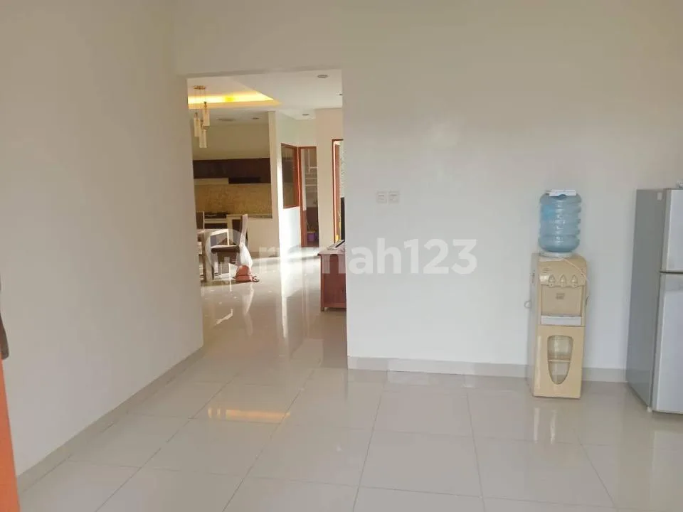 Villa dengan Kolam Renang Lokasi Strategis Full Furnish di Sanur - Image 2 of 4