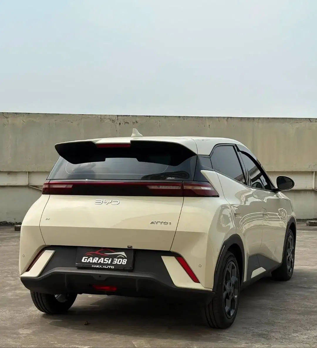 BYD Atto 1 Premium Long Range 2025 Putih  Pajak 12-2026 KM 22 rb - Image 4 of 10