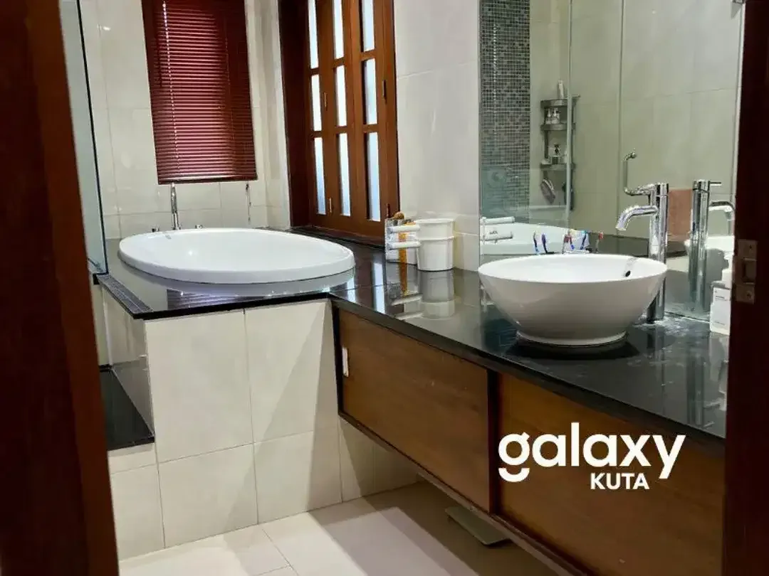BEAUTIFUL 4 BEDROOM HOUSE IN PURI GADING JIMBARAN BADUNG - Image 8 of 10