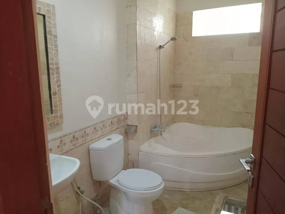 Villa dengan Kolam Renang Lokasi Strategis Full Furnish di Sanur - Image 4 of 4
