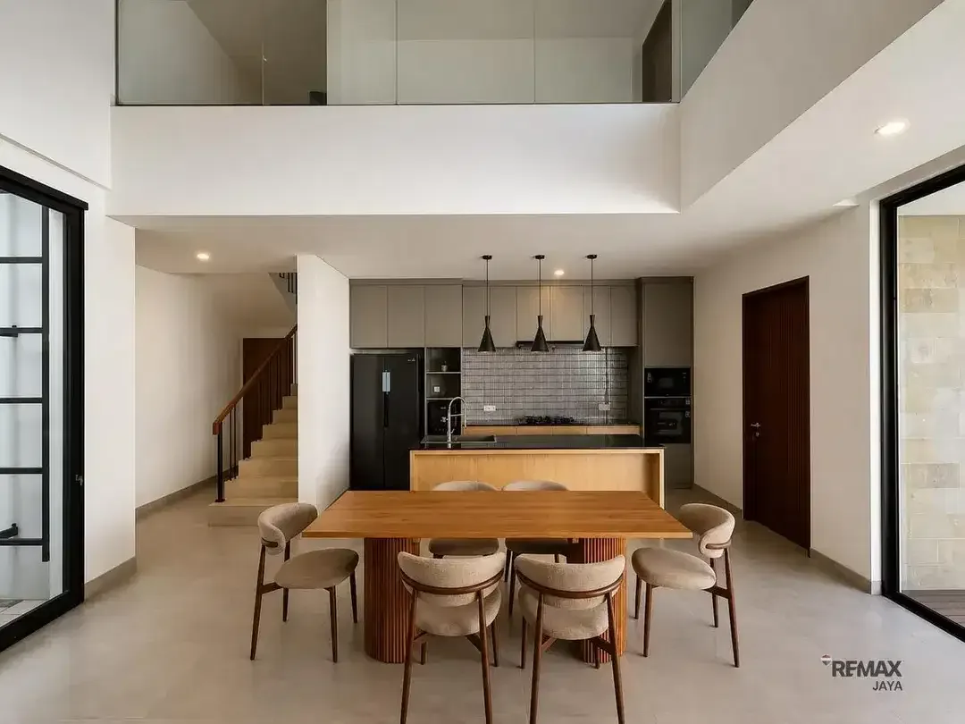Villa 3 Kamar Tidur Fully Furnished Disewakan, di Kerobokan - Image 2 of 4