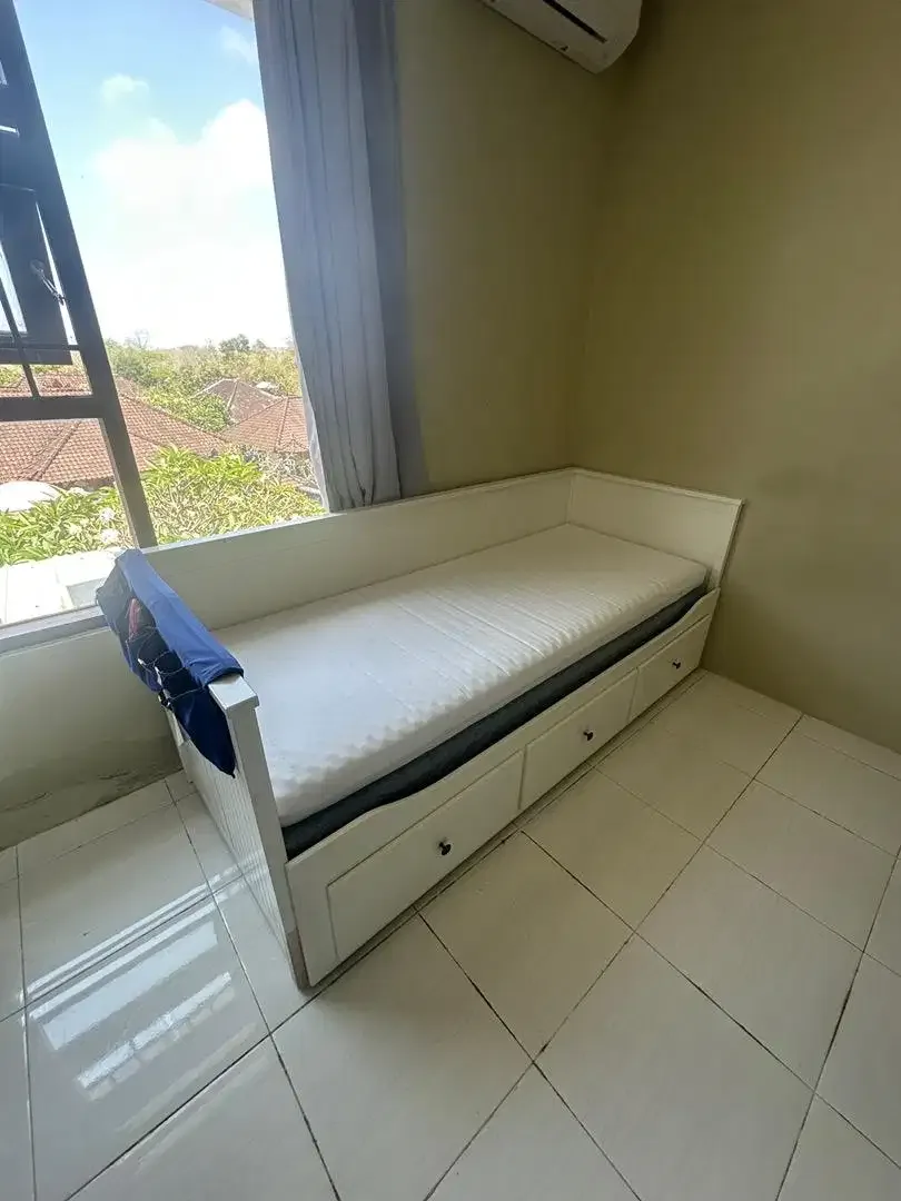 Set ranjang IKEA lengkap - dipan dan kasur - Image 2 of 5
