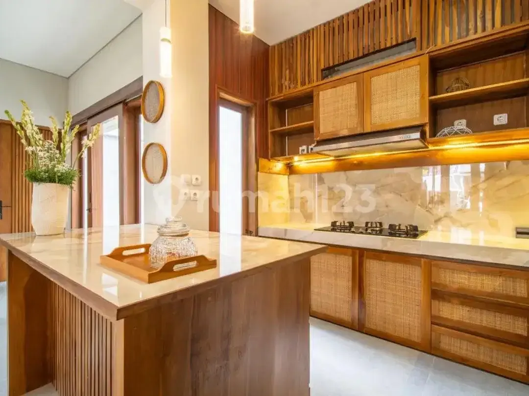 Investasi Villa Terbaik dengan Konsep Open Living Berbalkon Luas - Image 8 of 10