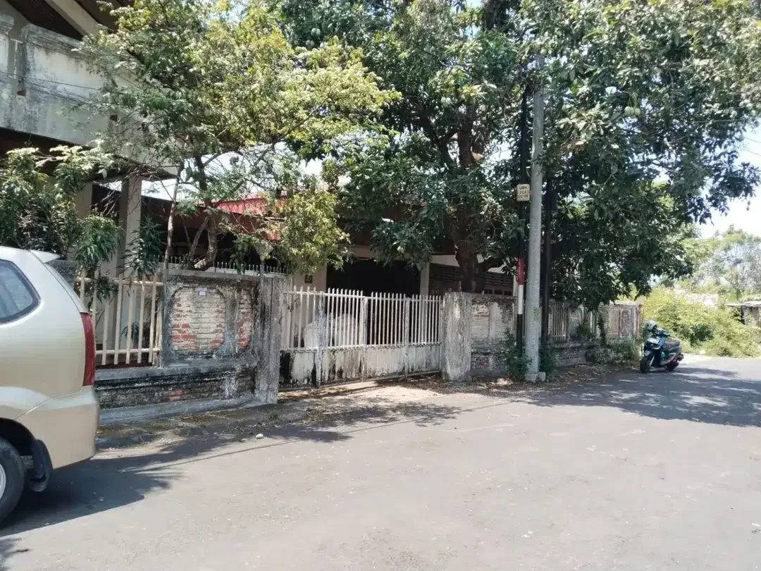 TANAH BERISI BANGUNAN 2 LANTAI DI JL GN AGUNG DENPASAR DEKAT HOTEL - Image 1 of 7