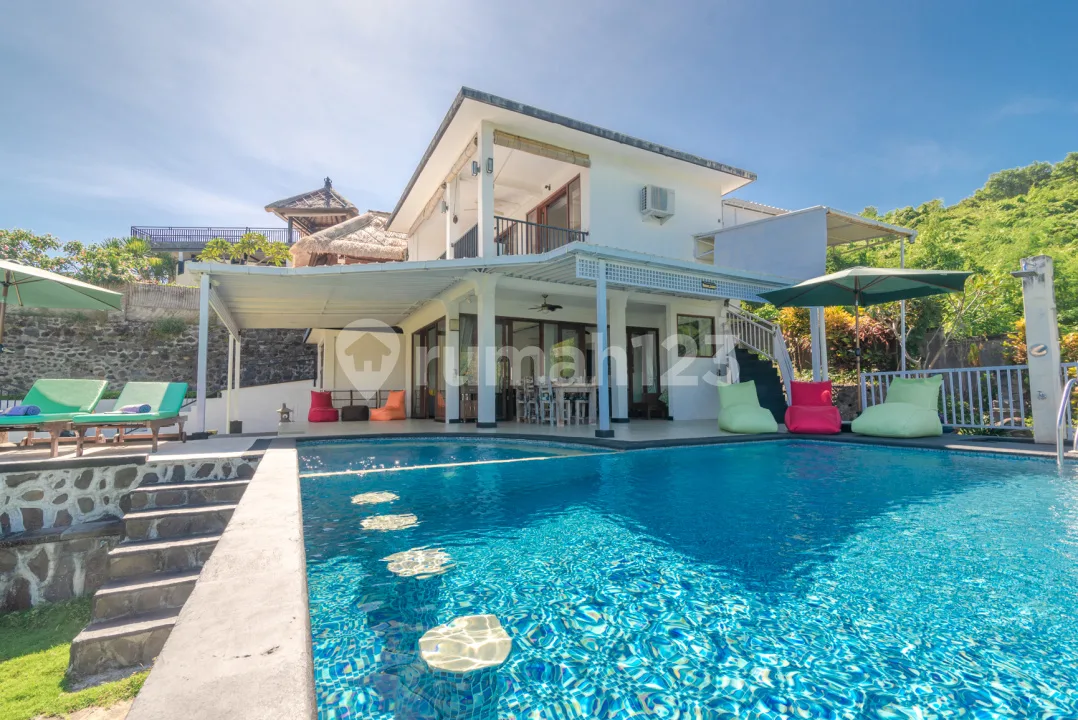 H07 Dijual Villa Tepi Bukit 3 Kamar Pemandangan Laut Furnished - Image 2 of 4