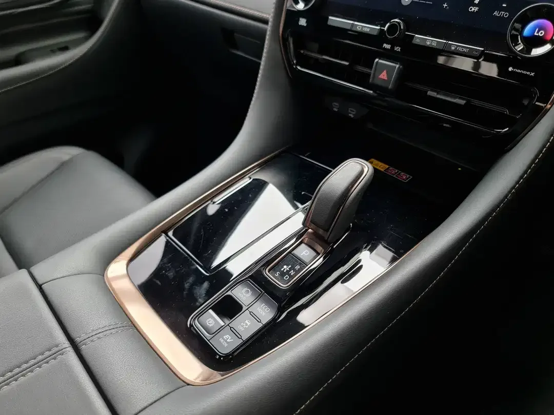Toyota Alphard Hybrid - Image 8 of 10