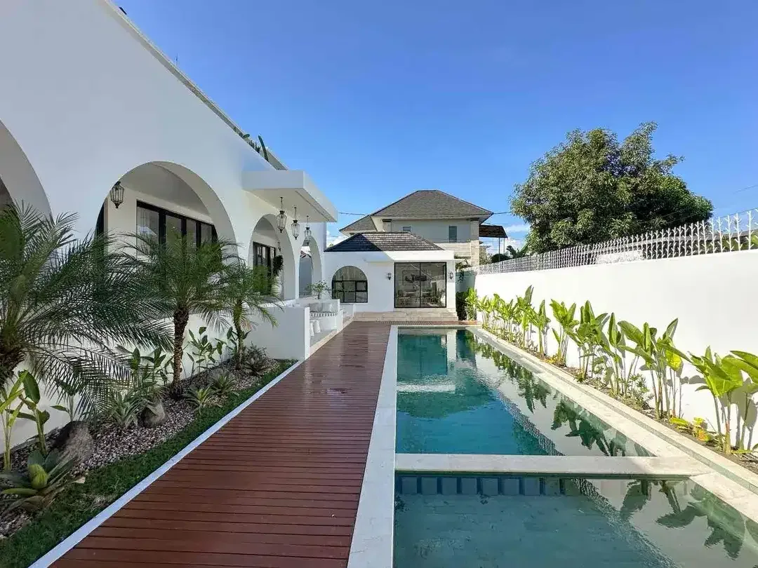 4 BEDROOMS LUXURY  MEDITTERANEAN  STYLE PRIME AND STRATEGIC LOCATION AT BERAWA CANGGU - Image 2 of 10