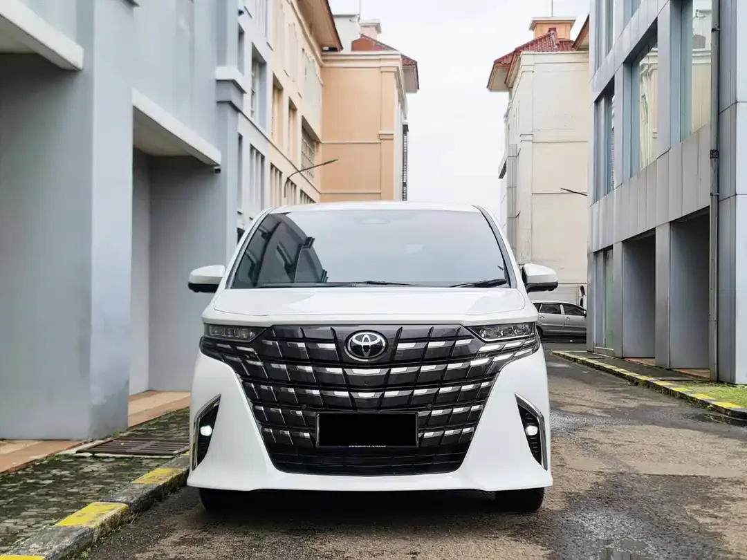 Toyota Alphard Hybrid - Image 2 of 10