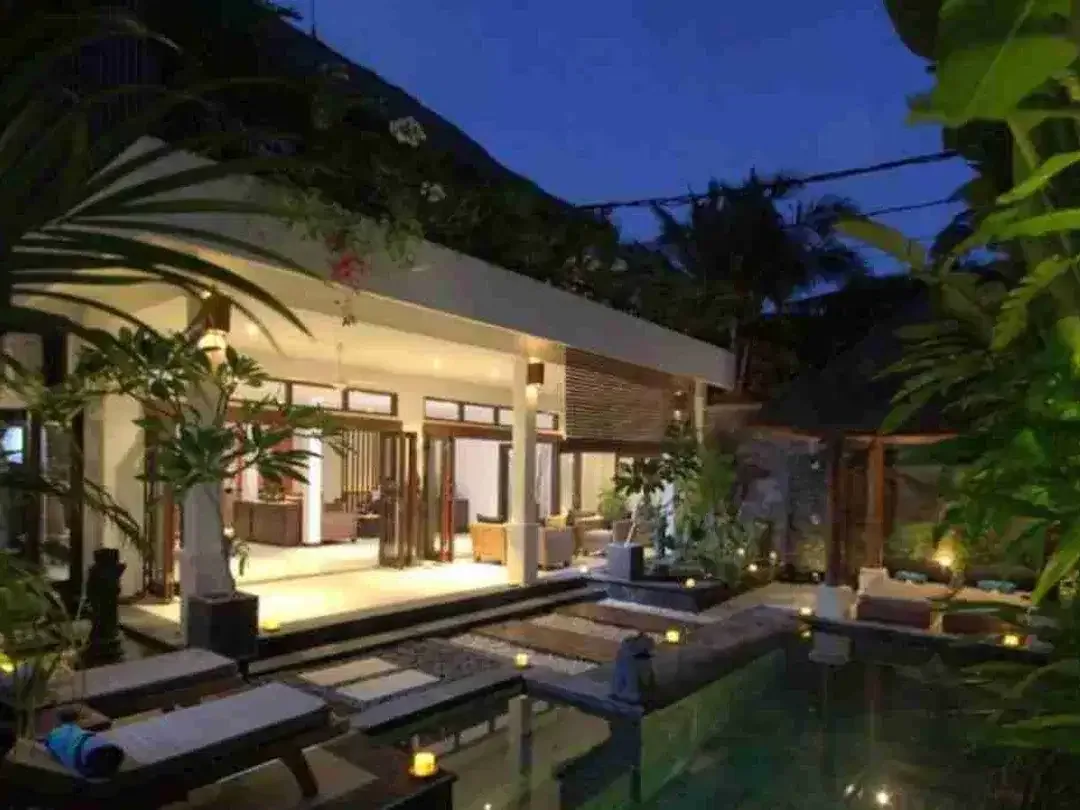 Vila Mewah Jalan Kaki ke Pantai di Seminyak Bali - Image 2 of 10