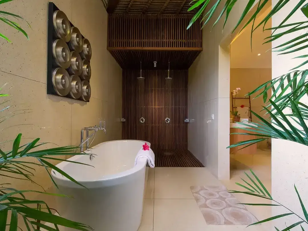 Freehold - Luxurious Balinese Retreat with Spacious Living, Lush Gardens, and Prime Seminyak Location - Image 8 of 10