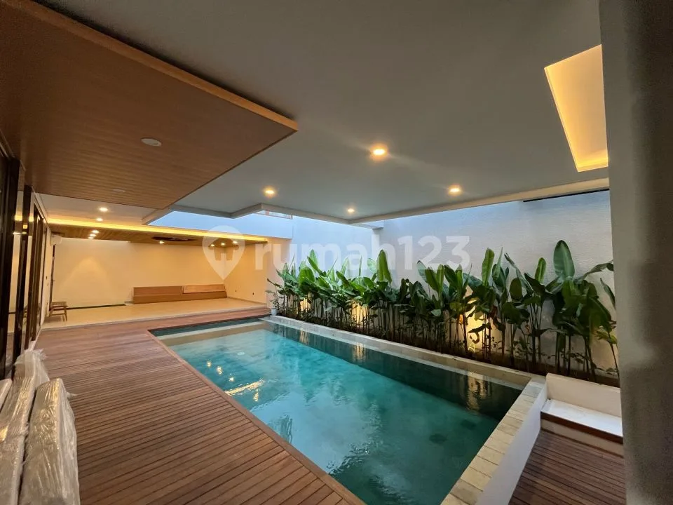 Villa Tropical Modern Dengan Lingkungan Tenang Hanya 2 Menit Ke Atlas Beach Club - Image 1 of 4