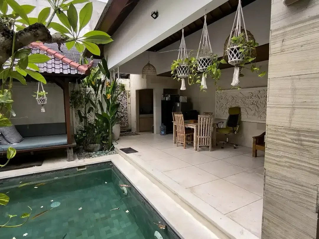 Dijual Siap huni  3 Vila 3 private pool & 1 unit loft di 1 komplek di  BALI UMALAS Bumbak - Image 2 of 10