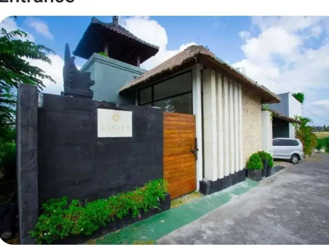 Dijual Siap huni  3 Vila 3 private pool & 1 unit loft di 1 komplek di  BALI UMALAS Bumbak - Image 3 of 10