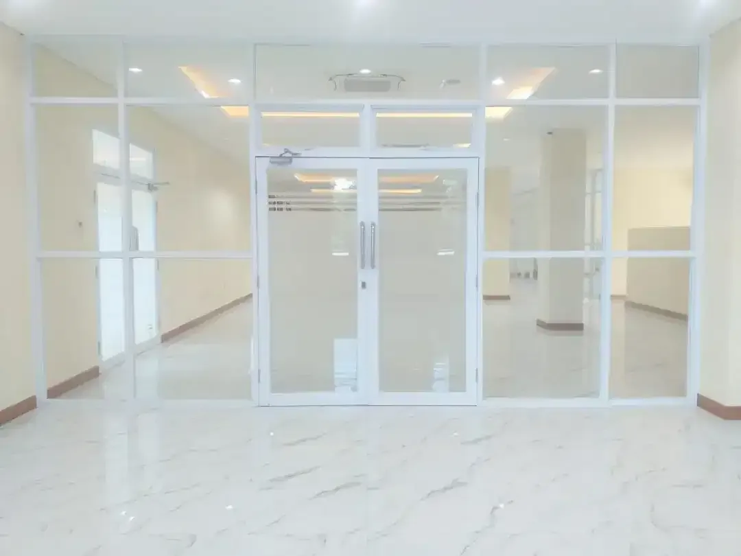Kantor menjadi primadona stlah pasang sticker sunblas jadi kece - Image 1 of 2