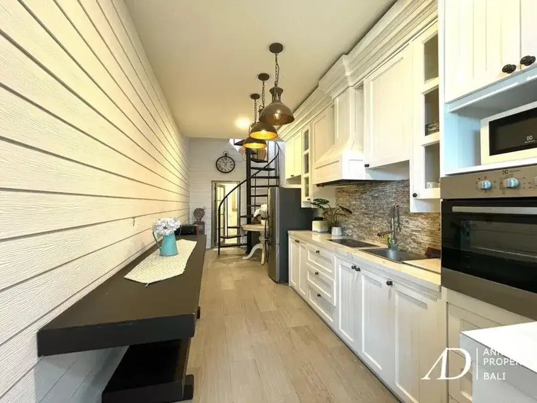 LEASEHOLD | COLONIAL STYLE 3-BED VILLA IN CANGGU - Image 3 of 10