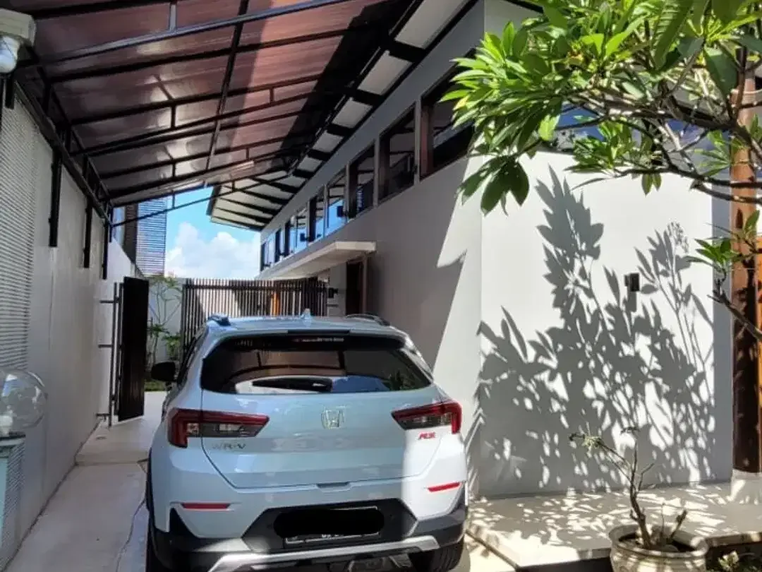 JUAL RUMAH MODERN FURNISHED DALAM KOMPLEKS IMAM BONJOL - Image 3 of 10