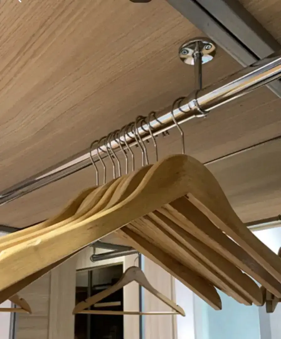 Hanger kayu natural - Image 2 of 3