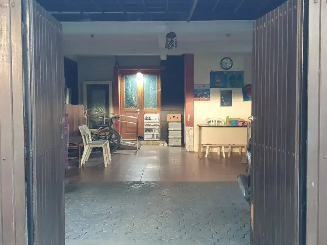 DIJUAL RUMAH STRATEGIS – LOKASI PREMIUM, DEKAT SEKOLAH DAN JALAN UTAMA - Image 2 of 10