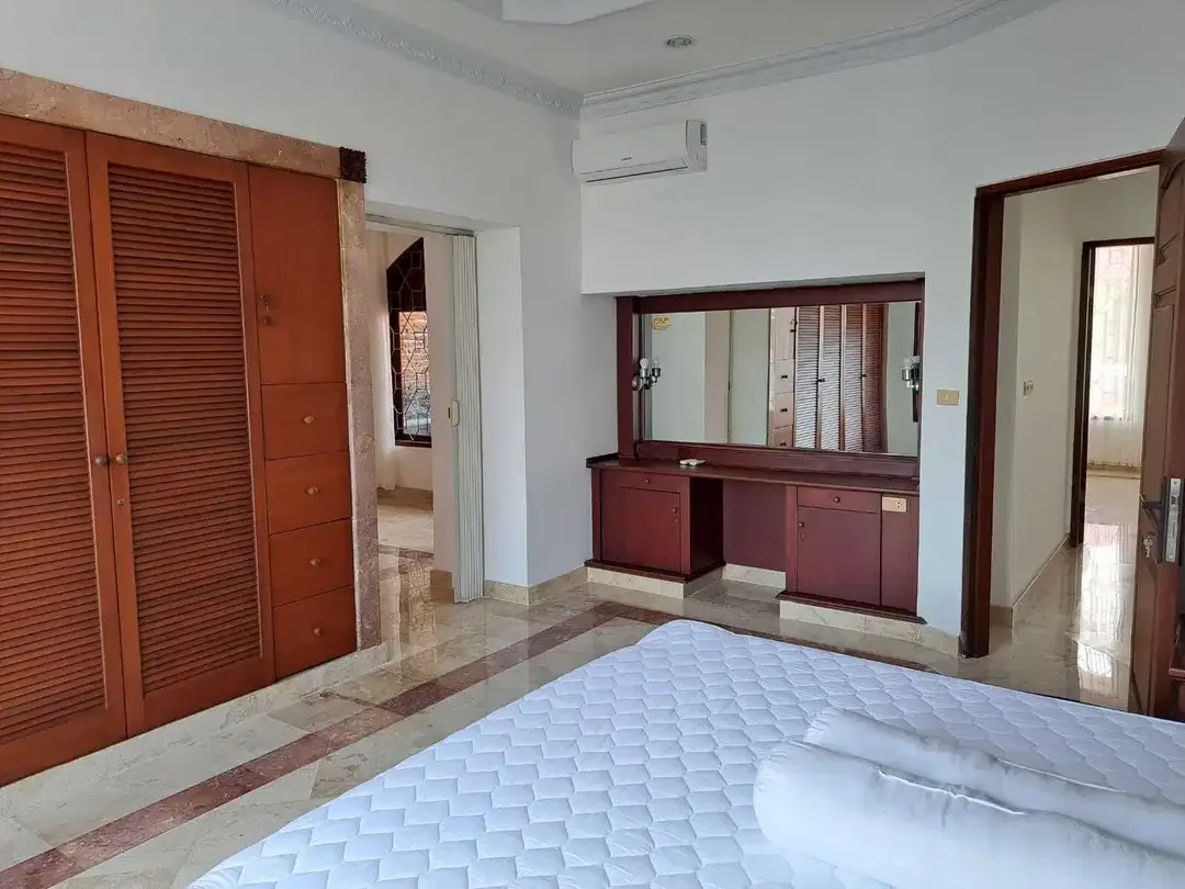Rumah Sangat Mewah Luxury Semi Furnished Lokasi Premium Renon - Image 7 of 10