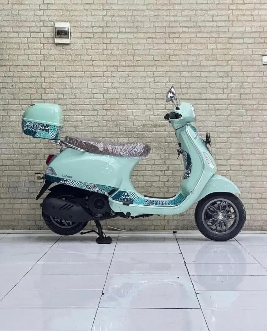 Piaggio vespa LX 125 batik version - Image 2 of 5