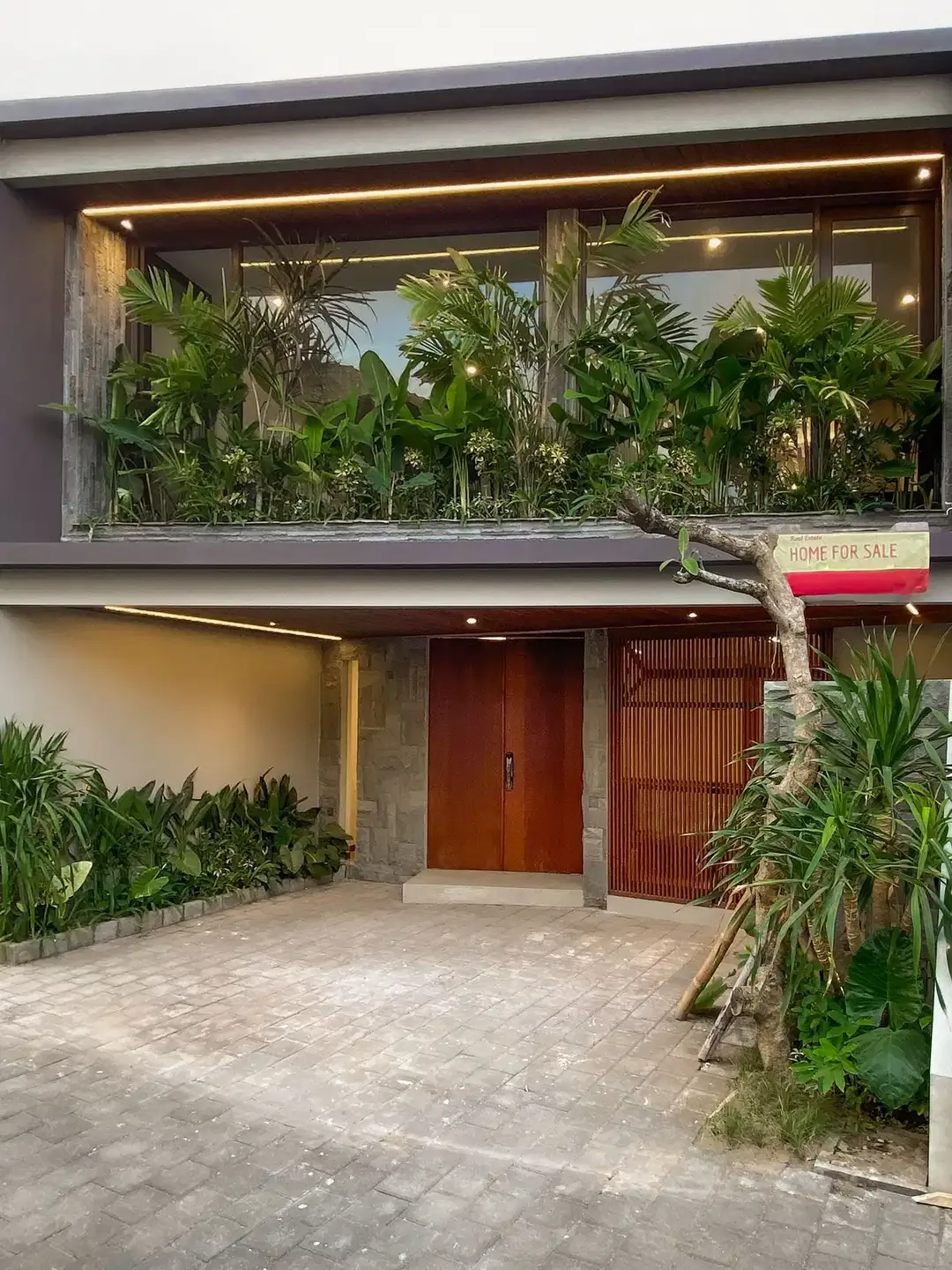 Luxury Villa 2 Lantai Fully Furnished Lokasi Strategis Ungasan - Image 1 of 10