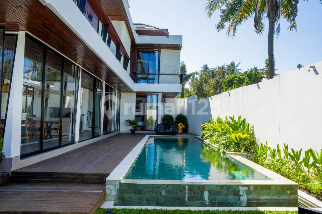 Villa Mewah View Pantai Selangkah ke Pantai dan Suasana Tenang - Image 1 of 4