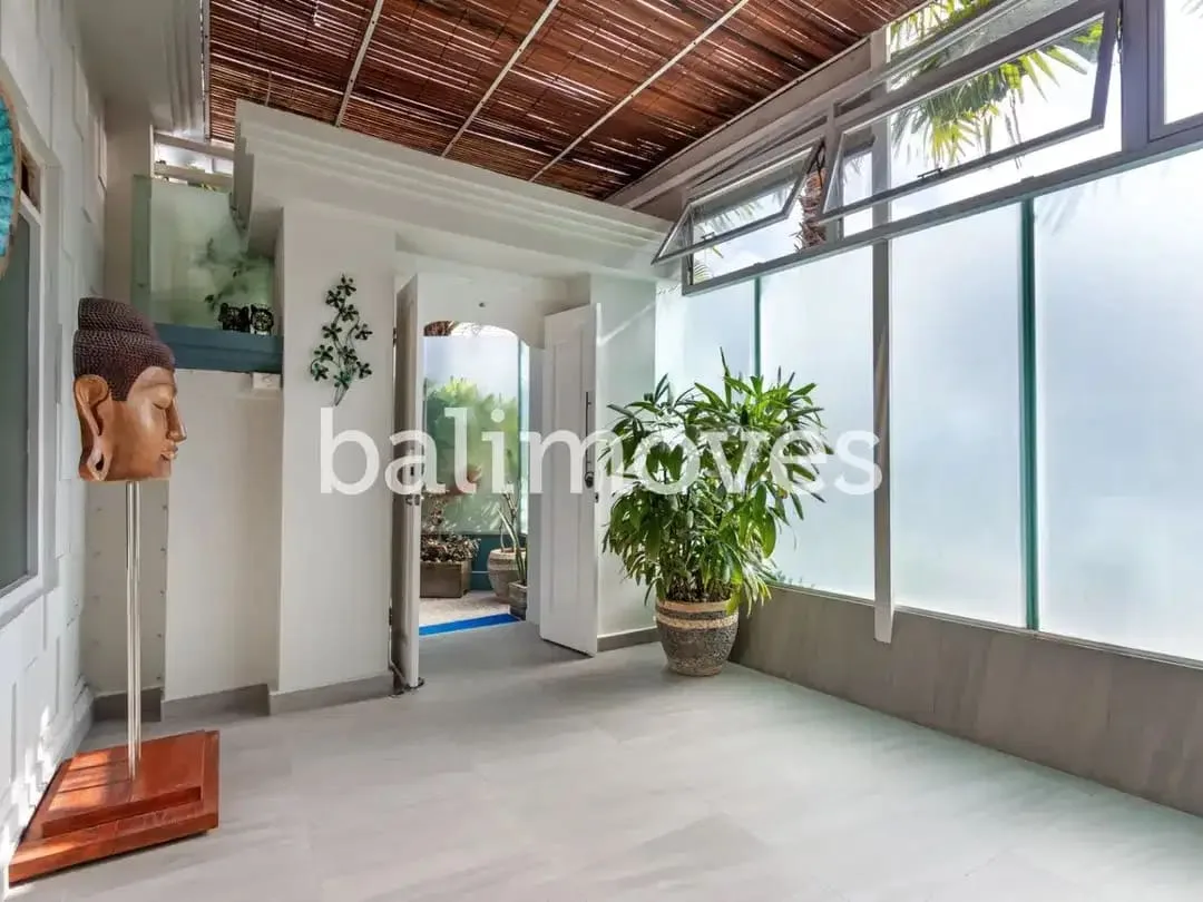 Vila Dua Kamar Tidur yang Indah, Terang, dan Modern di Kawasan Pantai Sanur - Image 8 of 10