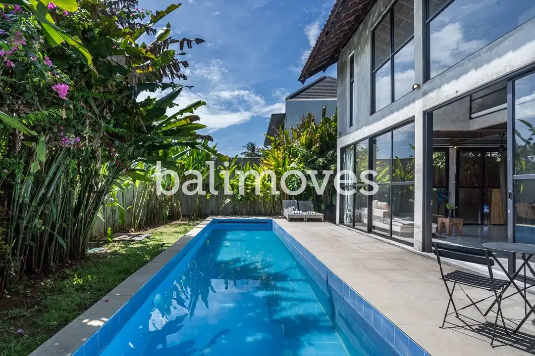 Vila Tiga Kamar Tidur Bergaya Industrial Modern di Kemenuh Gianyar - Image 2 of 10