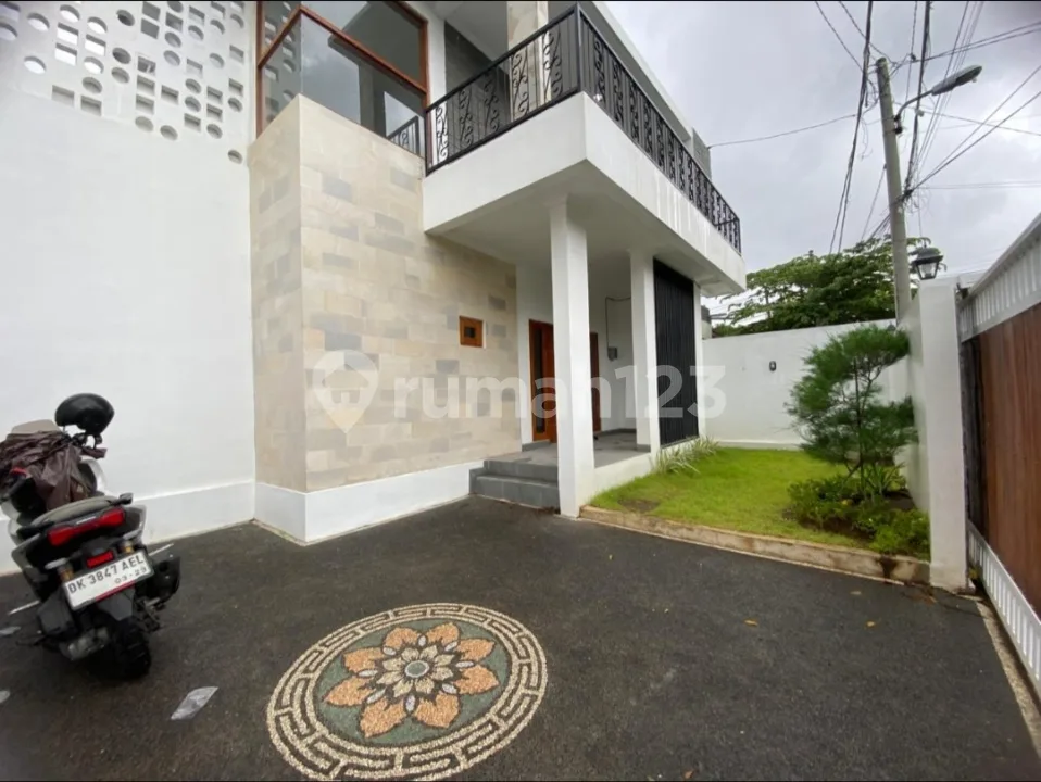 Rumah Modern Baru Jadi Siap Huni di Pusat Renon - Image 1 of 4