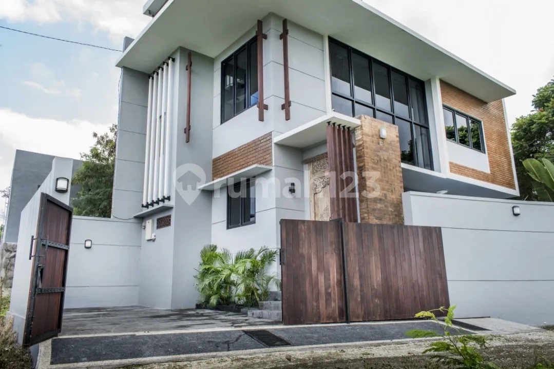Villa Modern 3 Kamar di Padonan dengan Private Pook Furnished - Image 3 of 4