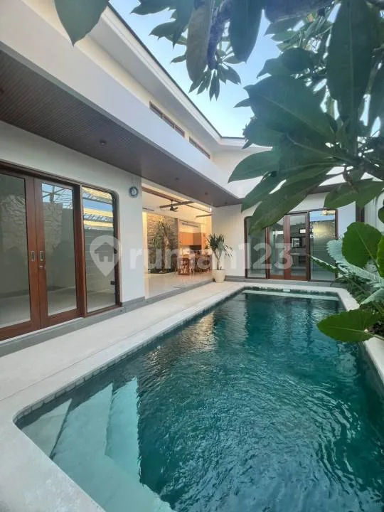 Disewakan Jangka Panjang - Villa dengan Desain Elegan di Kawasan Sanur Kauh, Cocok untuk Hunian Keluarga, Akses Mudah ke Pantai Sanur dan Icon Mall - Image 1 of 4