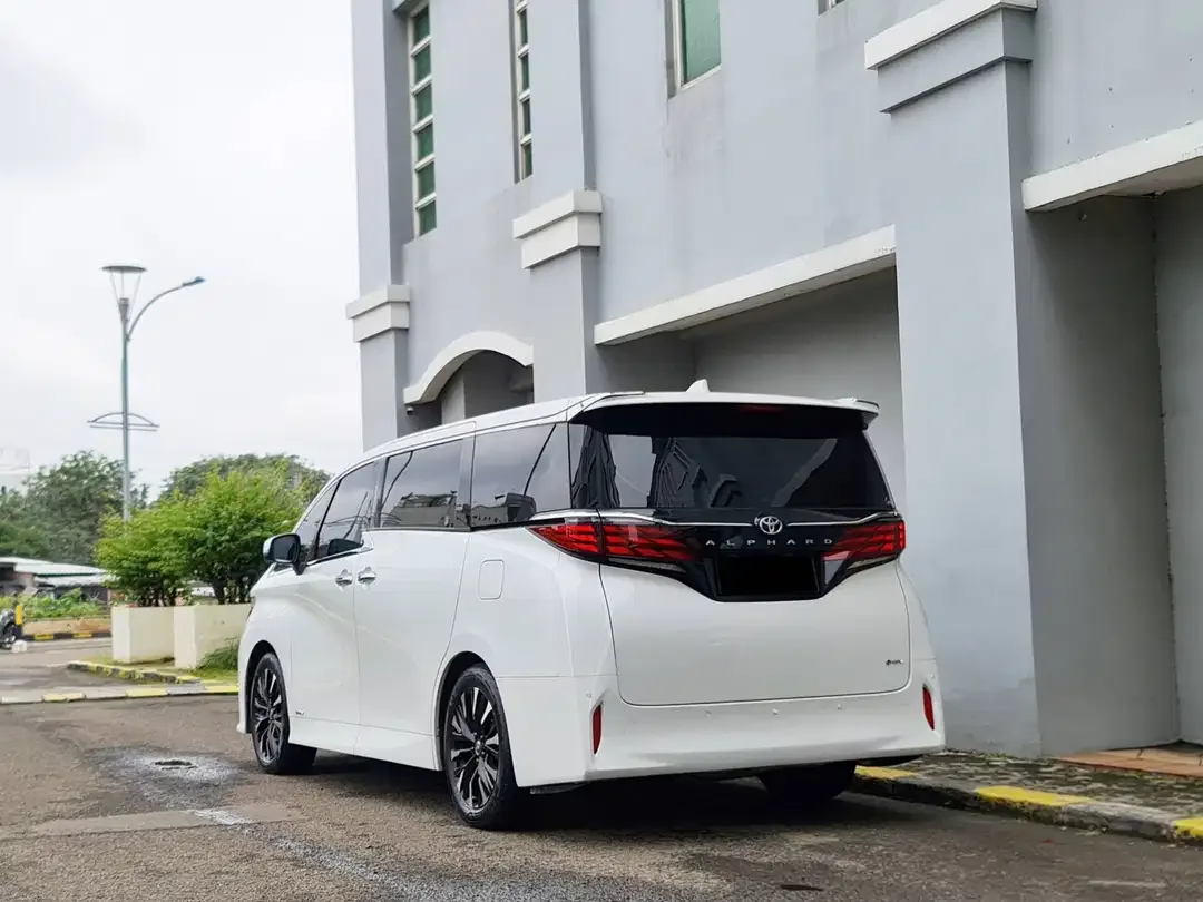 Toyota Alphard Hybrid - Image 3 of 10