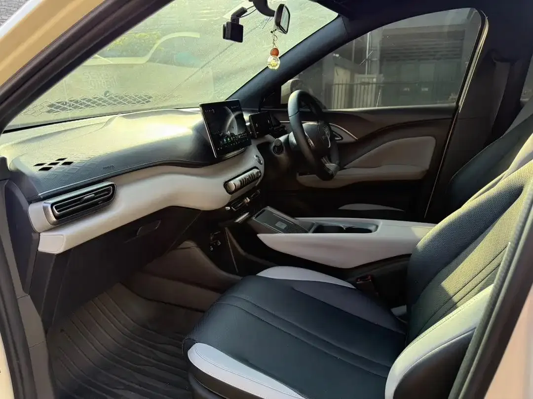 BYD ATTO 1 PREMIUM - Image 8 of 10