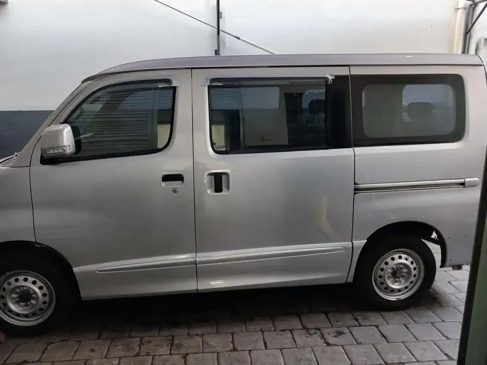 Daihatsu Luxio D 2022 Silver met 1.5cc - Image 4 of 9