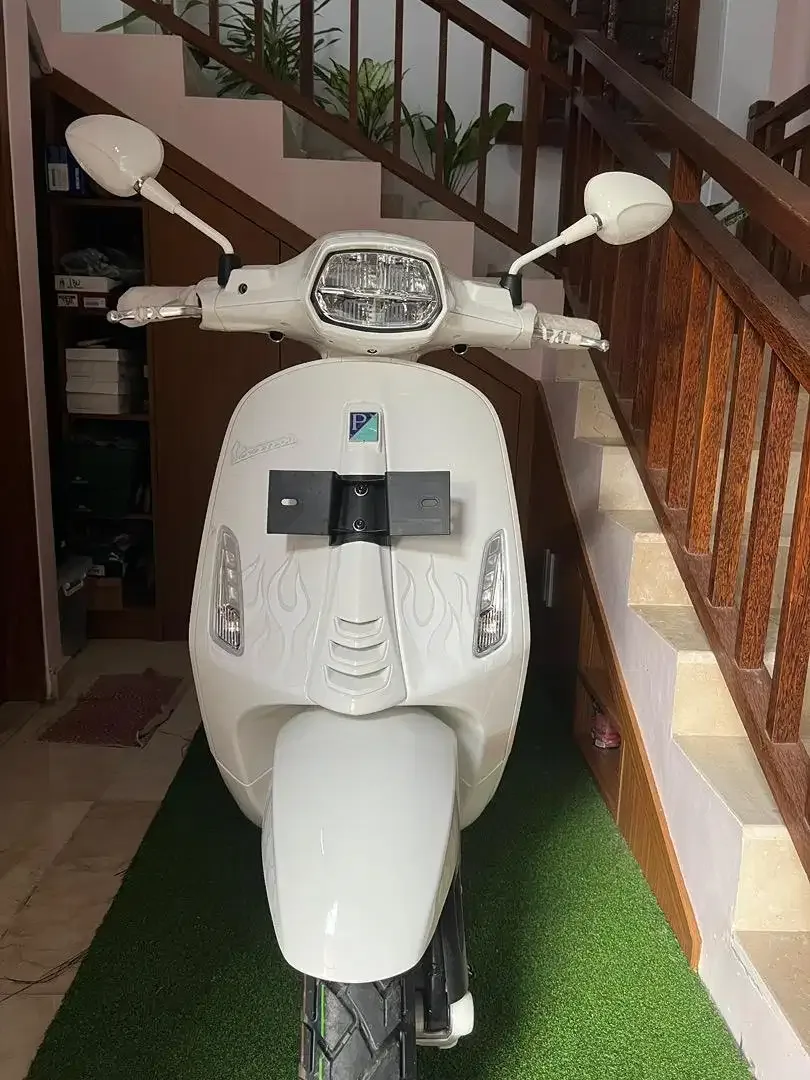 Vespa Justin. Bieber - Image 3 of 10