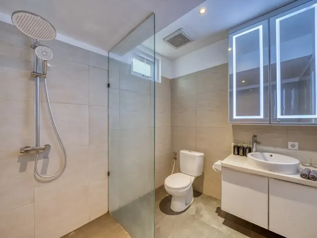 RARE 41 YEAR LEASE until 2067! Modern Industrial 4 Bedrooms Dual-Unit Estate in Prime Sanur - Image 6 of 10
