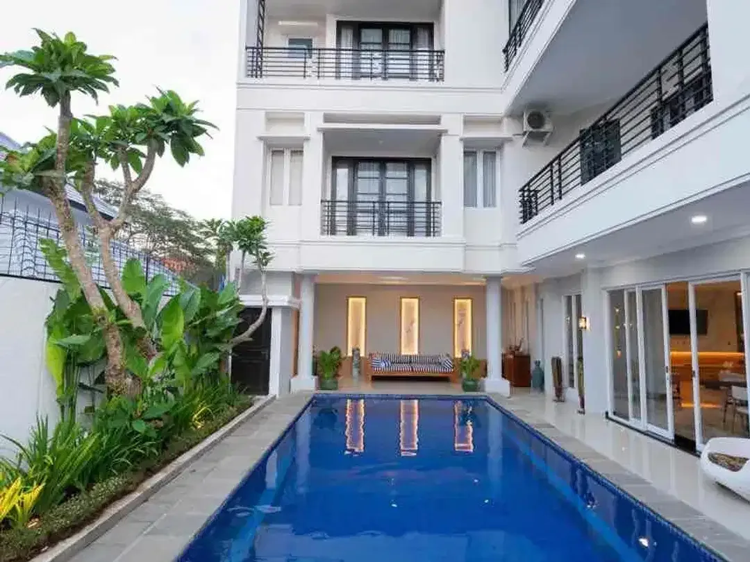 LUXURIOUS 3-STOREY FREEHOLD VILLA WITH POOL & BALCONY – JIMBARAN, BALI - Image 2 of 10